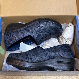 Women’s nursing shoes